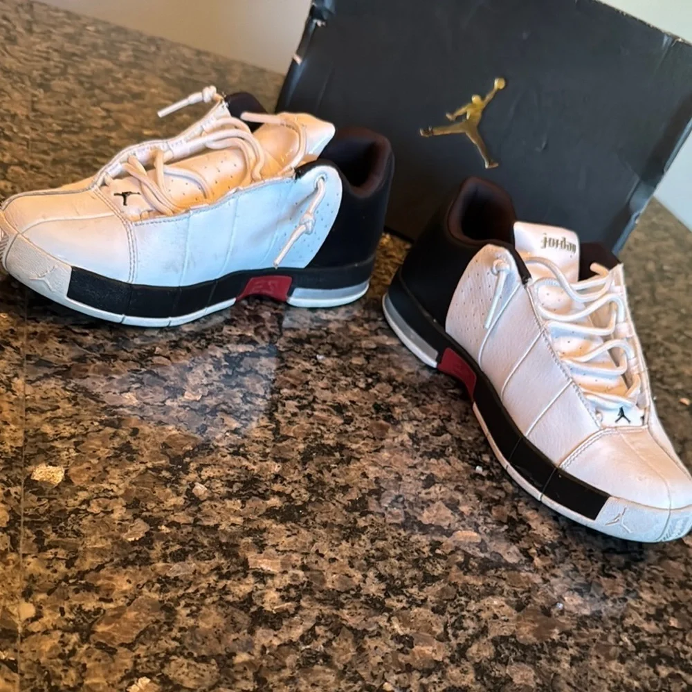 Jordan team Elite 2 Lo White and Black Sneakers Classic Design EUC